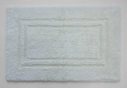 Ultra-soft white bath mat texture